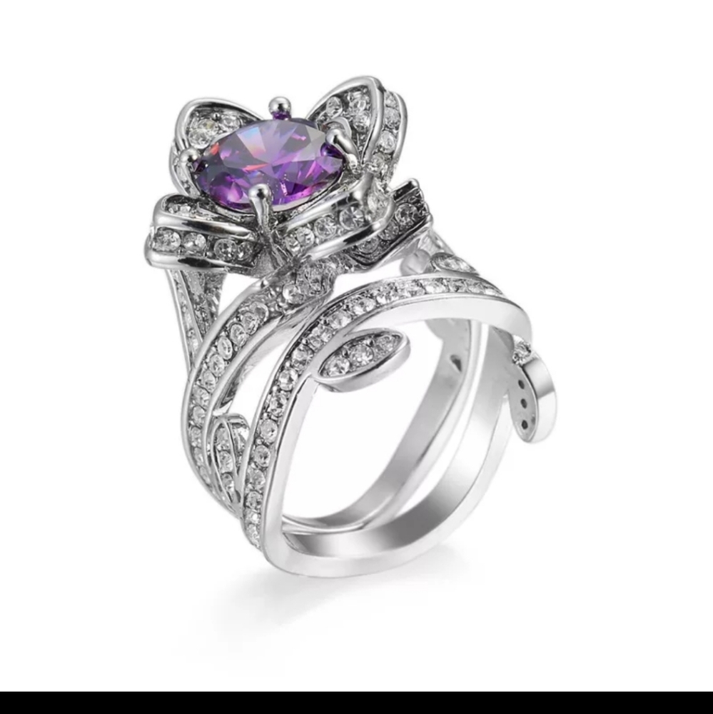 ((PRICE DROPPED))    .925 sterling silver.  GORGEOUS RING